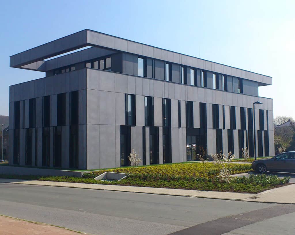 Bürogebäudes im gehobenen Standard mit exklusiver Sichtbetonfassade