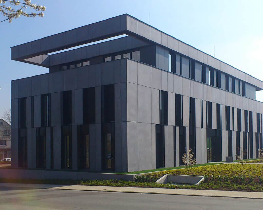 Bürogebäudes im gehobenen Standard mit exklusiver Sichtbetonfassade aus der Seitenansicht
